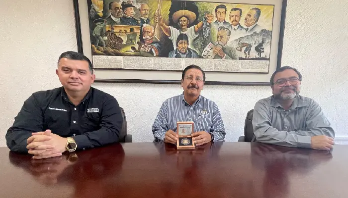 ITH reconoce la trayectoria del maestro Jesús Manuel Solís por 41 años de servicio