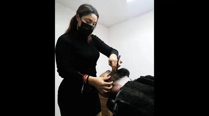 Lady Barber: la madre que dominó la barbería para sacar adelante a sus hijos
