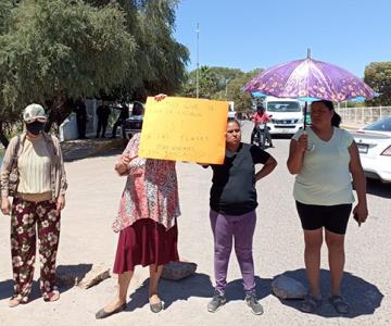 Habitantes del Campo 2 protestan por las malas condiciones de una primaria de la comunidad