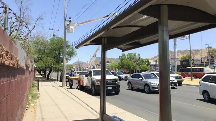 Iluminan paradas de camión en Hermosillo; instalan nuevas lámparas