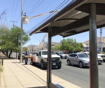 Iluminan paradas de camión en Hermosillo; instalan nuevas lámparas