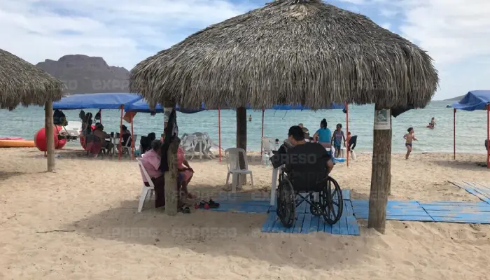 Playa Miramar incluyente; Rosario disfruta desde su silla de ruedas