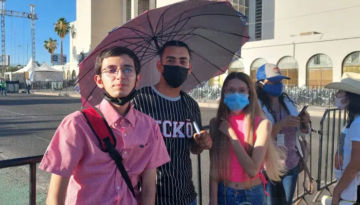 Desde el medio día, Mario, Brandon y Amairani esperan por ver a Christian Nodal