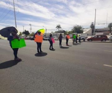 Maestros en busca de plazas toman el bulevar Colosio