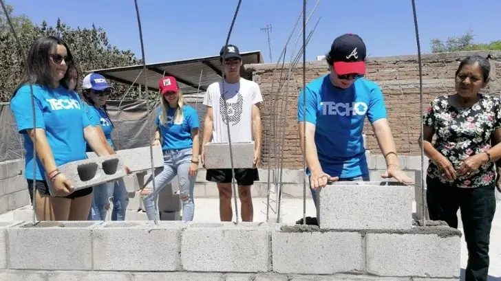Mujer que perdió su casa en incendio recibe apoyo de Proyecto Techo