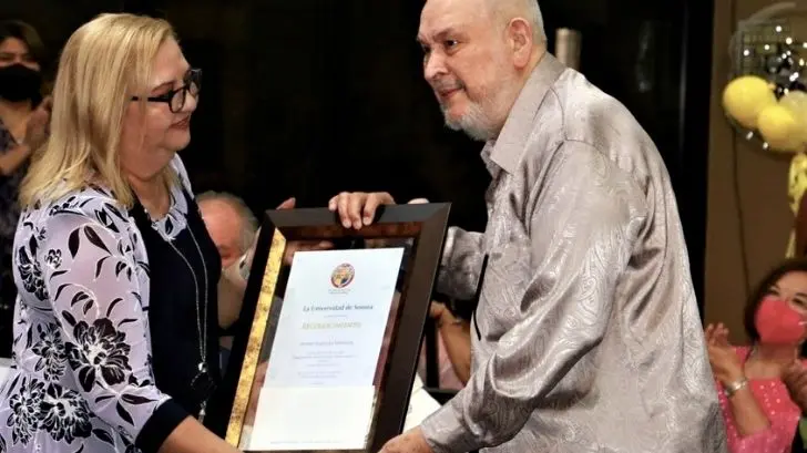 Reconocen a maestros de la UNISON por sus más de 25 años de servicio