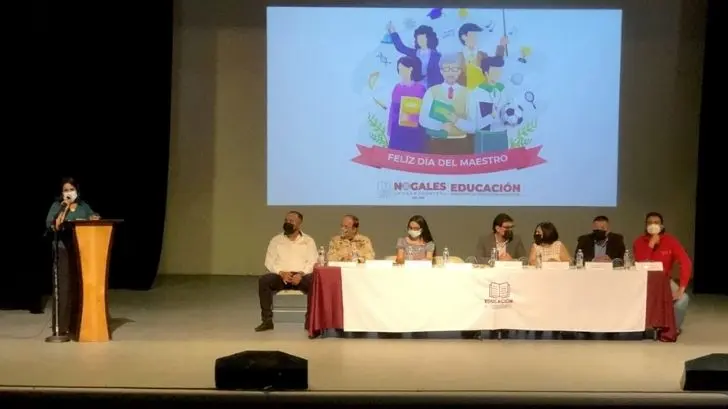 Maestros nogalenses son reconocidos en su día por el Ayuntamiento