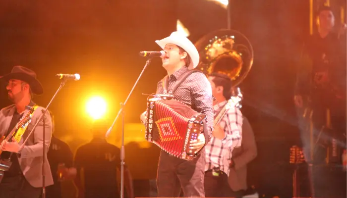 Remmy Valenzuela complace a sus fanáticos en el Hipódromo de Hermosillo