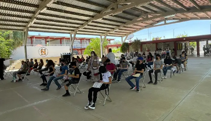 Adolescentes acuden a la Secundaria Técnica 11 para recibir la primera dosis Pfizer