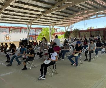 Adolescentes acuden a la Secundaria Técnica 11 para recibir la primera dosis Pfizer