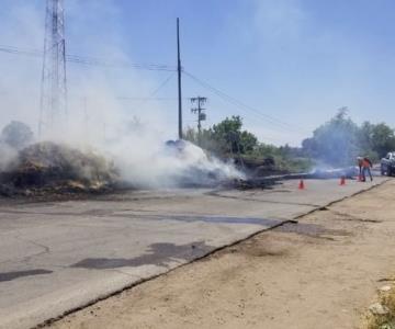 Tractor sufre cortocircuito y causa incendio a media carretera