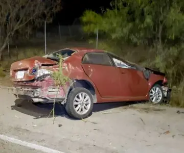 Auto se sale del camino y sufre accidente en bulevar Tetakawi