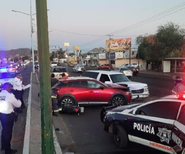 Invade el carril contrario y deja a un motociclista herido en el bulevar Solidaridad