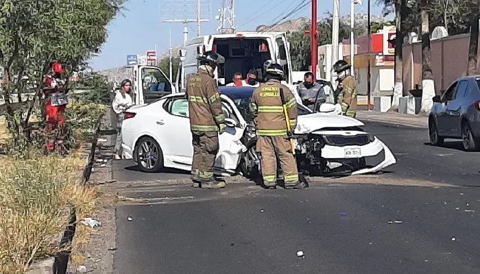 Quedan atrapados en vehículo tras accidente sobre el Vado del Río