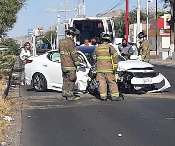 Quedan atrapados en vehículo tras accidente sobre el Vado del Río