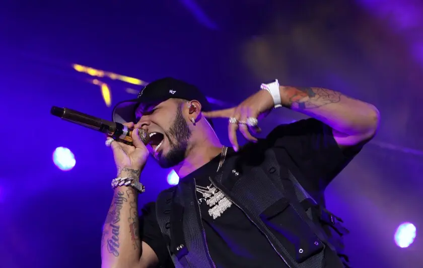 Tenía que ser la tonta con la peluca azul; Anuel AA enfurece con fan en pleno concierto
