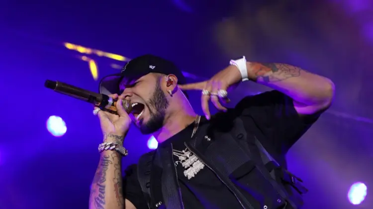 Tenía que ser la tonta con la peluca azul; Anuel AA enfurece con fan en pleno concierto