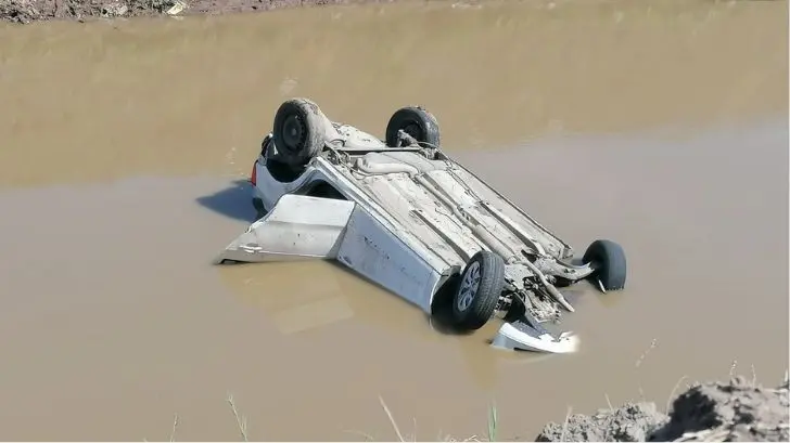 Vehículo pierde el control y cae al fondo de un canal en Navojoa