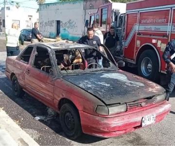 Se incendia automóvil conducido por adulto mayor en colonia Centro