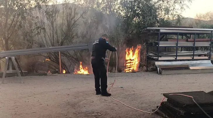 Bomberos controlan un incendio de maleza en el Parque Industrial