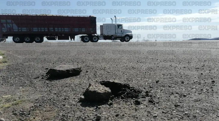 Mal estado de la carretera Navojoa-Benito Juárez pone en riesgo a los conductores
