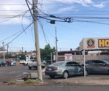 Derriban poste de concreto en choque por la colonia Olivares