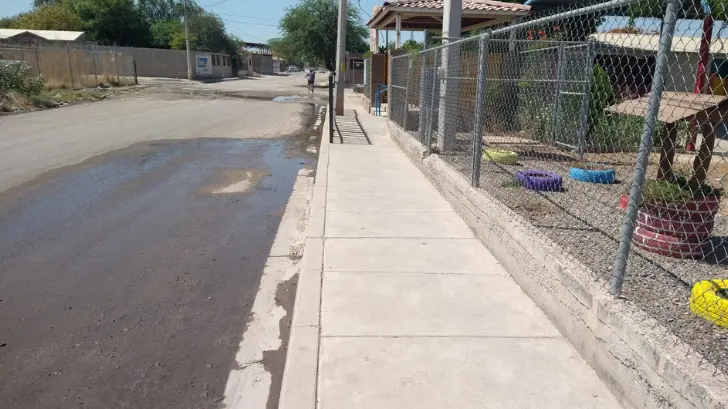 Fugas de aguas negras rodean jardín de niños “Tomás Grijalva Dávila”