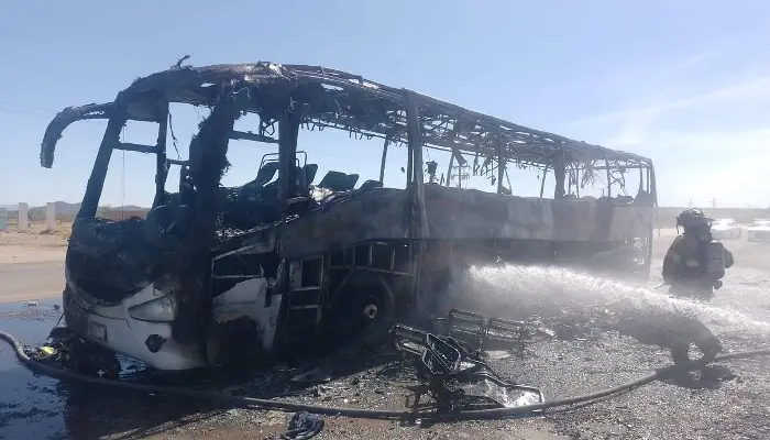 Se incendia transporte jornalero en carretera Caborca-Santa Ana