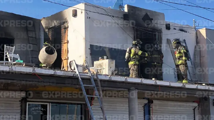 Incendio en locales comerciales moviliza a bomberos y vecinos en Hermosillo