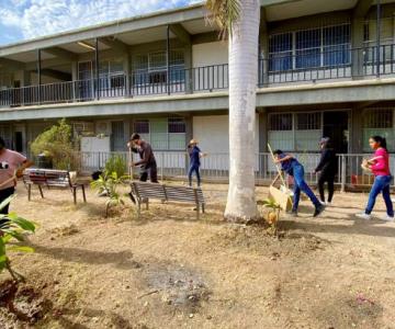 Más de 300 alumnos se reúnen a limpiar la Secundaria Técnica 67