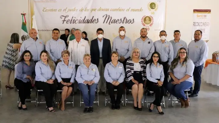 Profesores del SNTE 54 son reconocidos por su larga trayectoria en la docencia