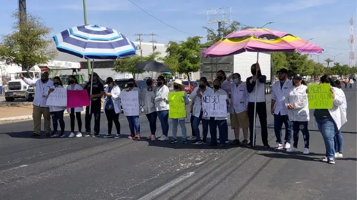 Trabajadores bloquean bulevar Solidaridad; acusan despidos injustificados