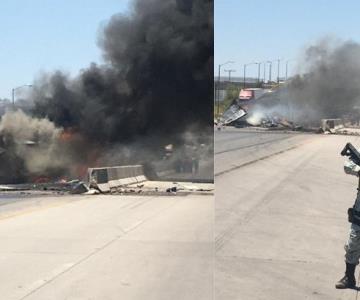 Tráiler sufre aparatoso accidente en carretera y termina incendiado