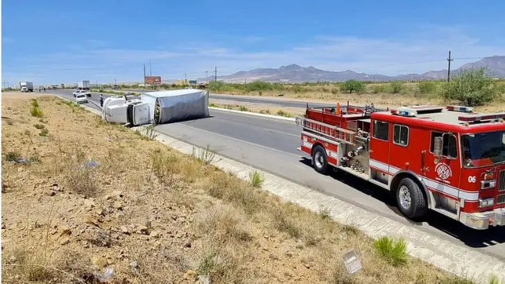 Tractocamión queda volcado en medio de carretera tras sufrir accidente