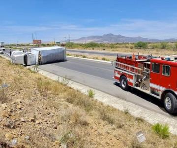 Tractocamión queda volcado en medio de carretera tras sufrir accidente