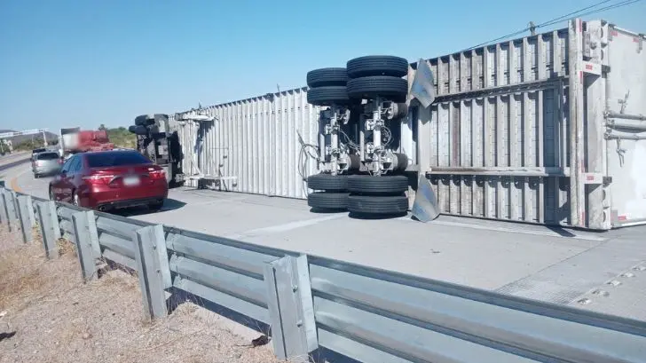 Tráiler volcado provoca cierre de circulación en carretera Hermosillo-Nogales