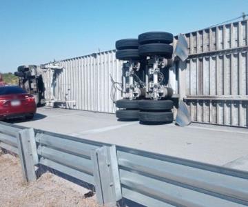 Tráiler volcado provoca cierre de circulación en carretera Hermosillo-Nogales