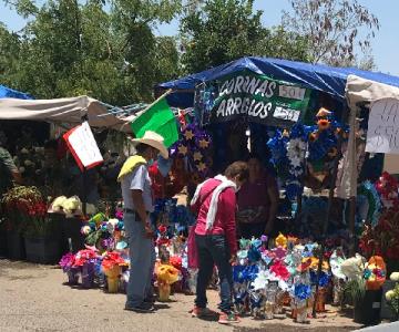 Vendedores temporales aprovechan el Día del Padre en el Panteón Municipal