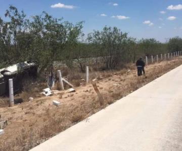 Se le revienta un neumático y vuelca en la Mochis-Navojoa