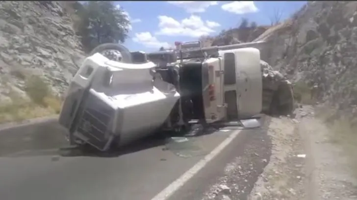 Trailer pierde el control y vuelca en la Federal 2
